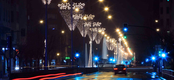 Una avenida de Pamplona, iluminada con las luces navideñas (Foto: turismodepamplona.es)