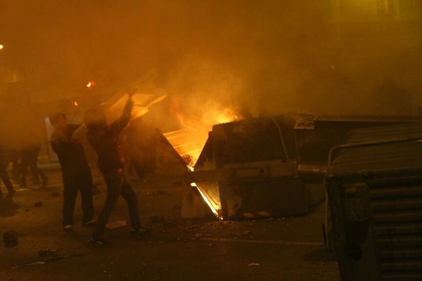 Barricadas y contenedores quemados en Burgos (FOTO: Edu Sanz)