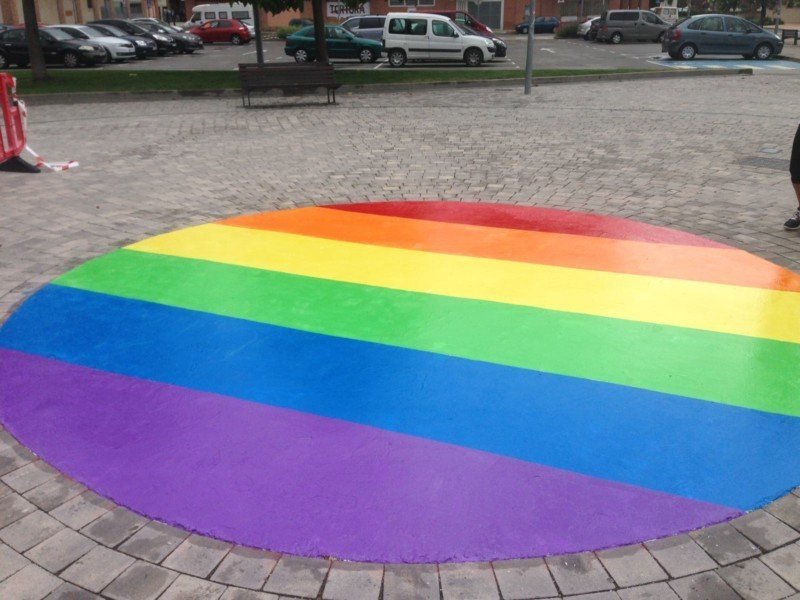 Foto: símbolo del Orgullo LGTBI+ en la Plaza Euskal Herria de Berriozar