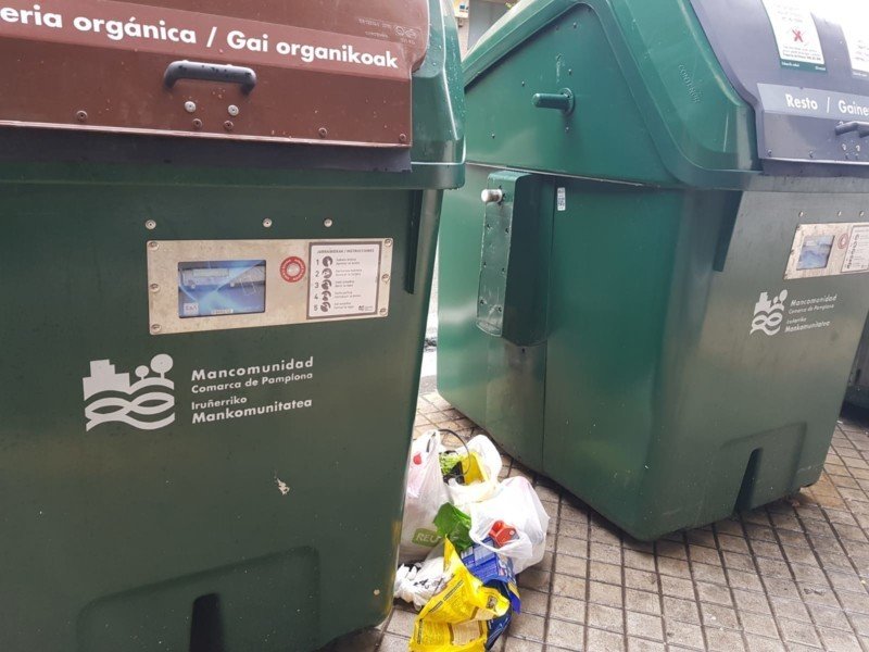 Foto: Unos contenedores con bolsas de basura sin depositar