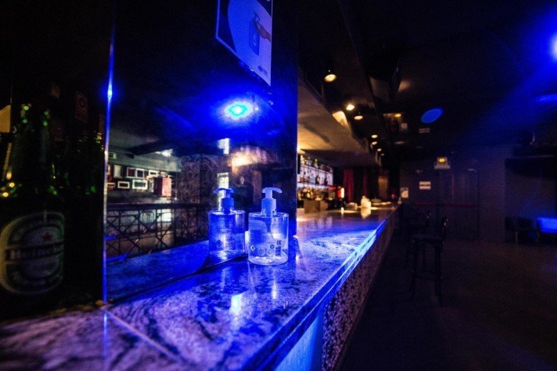 Gel desinfectante en una de las barras de una discoteca de Madrid. - Joaquin Corchero - Europa Press - Archivo