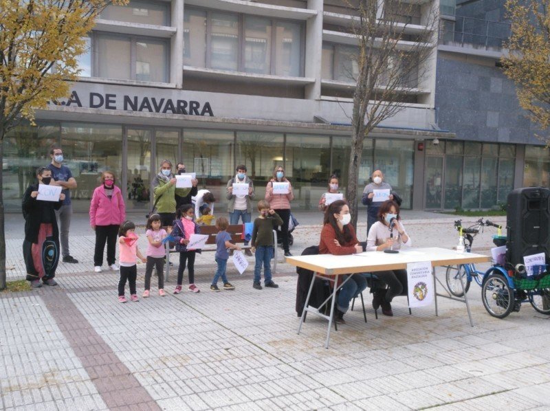 Foto: Maite Herranz Corcín (izquierda) y Sara Garralda Valencia (derecha). Atrás familias, niños y jóvenes de la asociación.