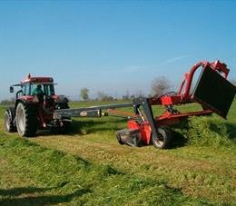 Un tractor trabaja con maquinaria agrícola en el campo. - JUNTA - Archivo