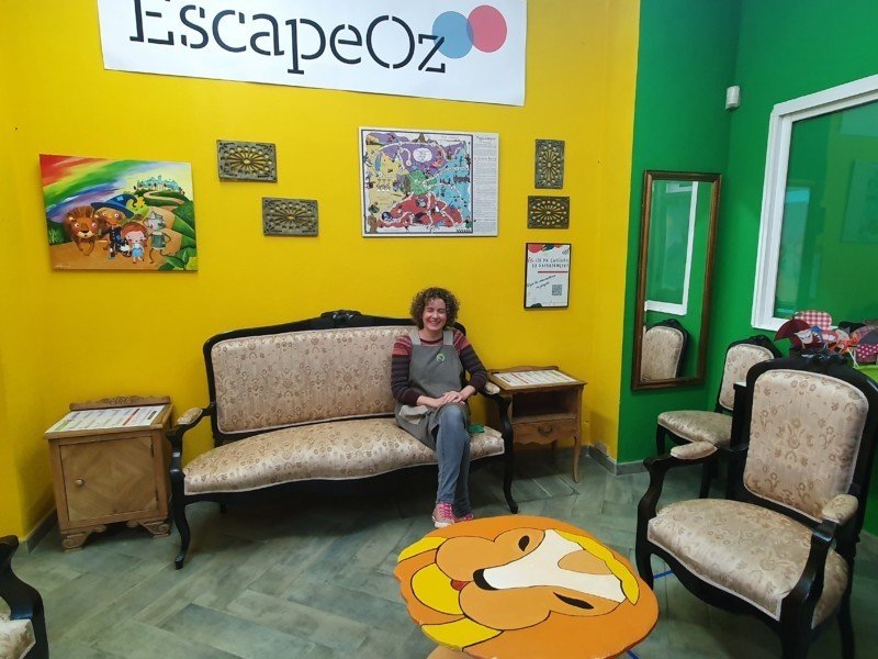 Foto: Isabel Laborra, en la sala de espera de este Escape Room único en Navarra, EscapeOz
