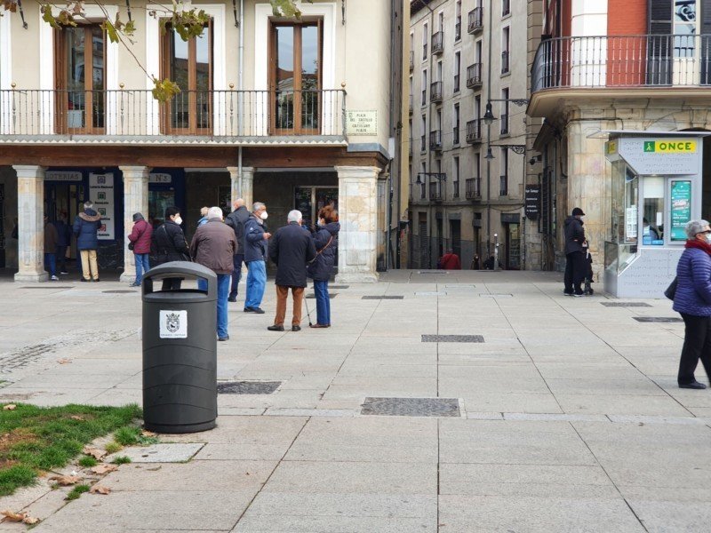 Foto: Kiosko de la ONCE y administración de Lotería en la Plaza del Castillo