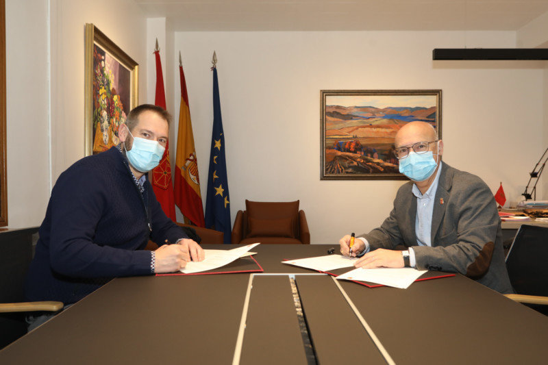 Foto: el alcalde de Galar, Óscar Amoztegui, y el consejero Ciriza durante la firma del convenio
