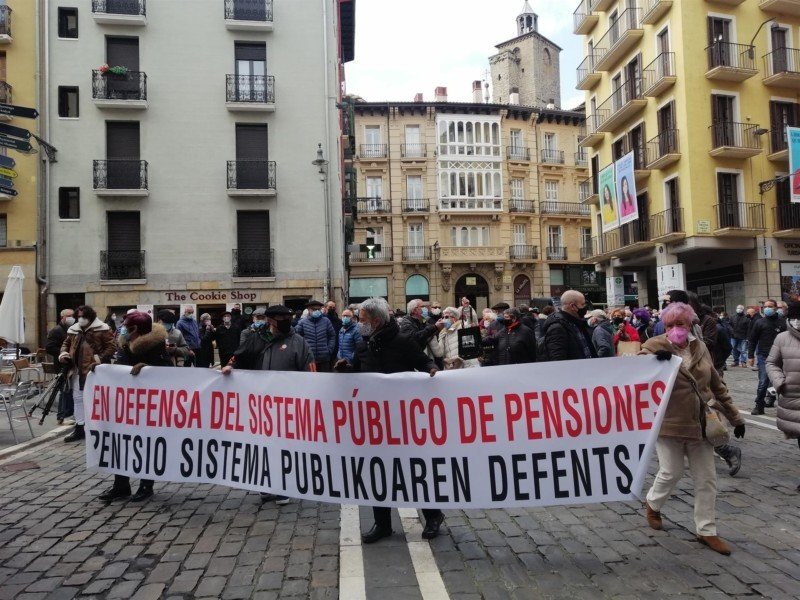 Manifestación en Pamplona de colectivos de pensionistas en defensa de un sistema público de pensiones - EUROPA PRESS
