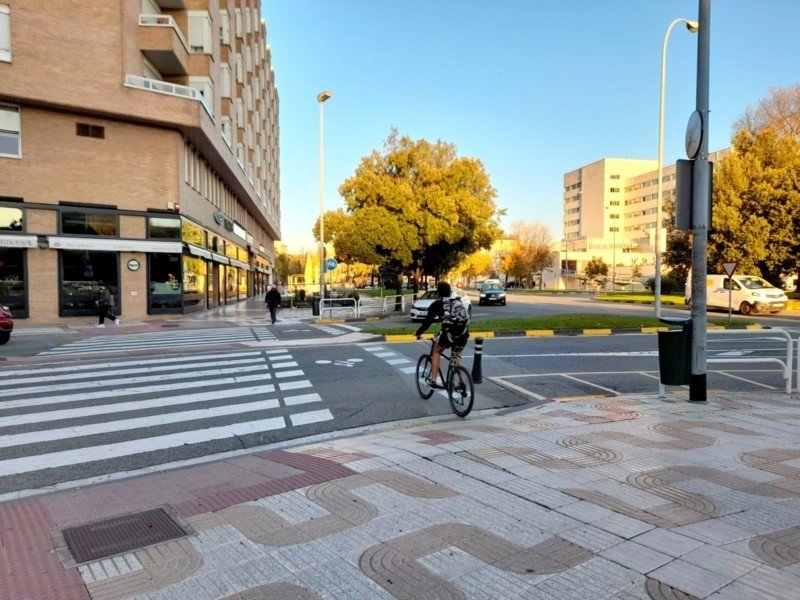Foto. El carril bici nuevo se conectará con el del otro lado de la Avenida de Navarra en mendebaldea