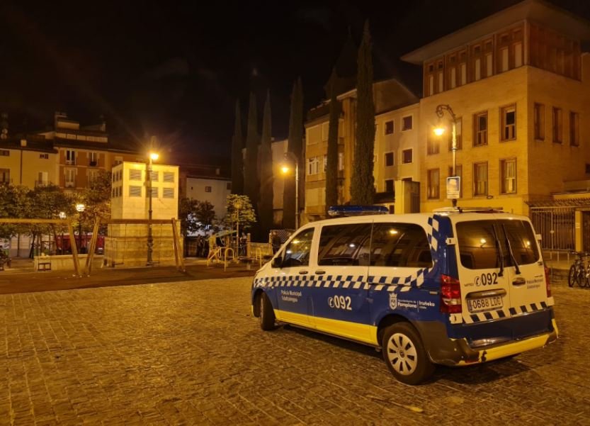 Vehículo de Policía Municipal en el Casco Viejo de Pamplona