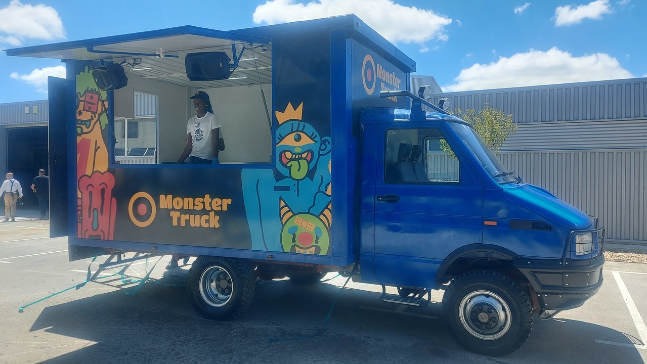 Foto. elTxipi Monster Food Truck del IES Huarte