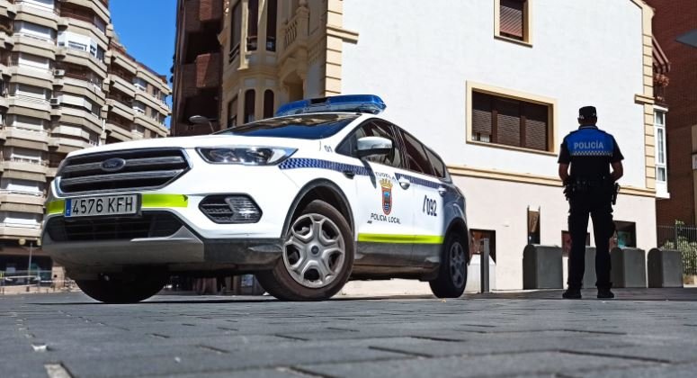 Agente y coche de Policía Local de Tudela