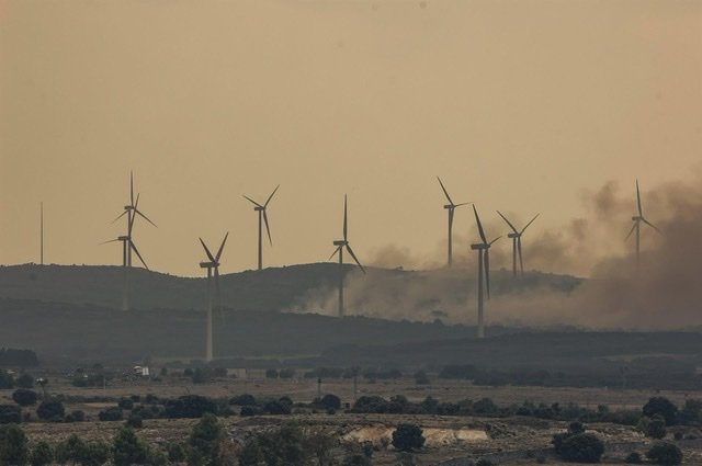 Varios molinos de viento cerca de la autovía A23, durante el incendio en Bejís - Rober Solsona - Europa Press
