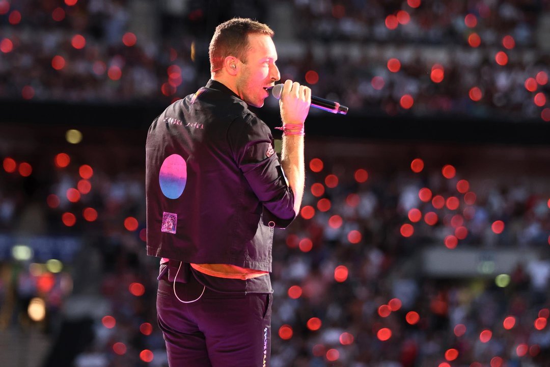 12 August 2022, United Kingdom, London: Chris Martin, the lead singer of Coldplay, performs on stage at Wembley Stadium in north London during the "Music of the Spheres" tour. Photo: Suzan Moore/PA Wire/dpa - Suzan Moore/PA Wire/dpa