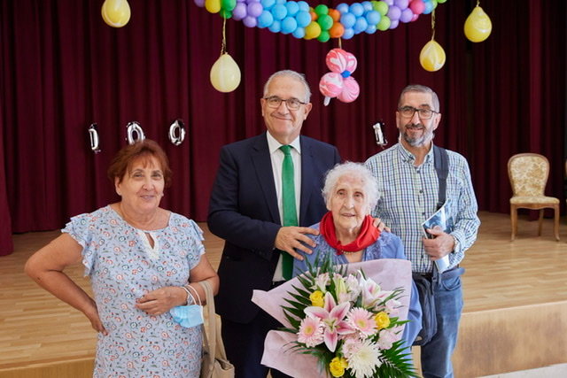 Foto: El alcalde Maya, con la nueva centenaria de Pamplona y su famiia
