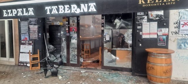 Foto: Ezpala Taberna destrozada por ultras del Barça