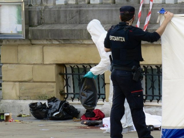 Policías recogen pruebas en el lugar donde se ha encontrado el cadáver de un joven de 24 años que ha fallecido tras ser agredido con arma blanca en la plaza de Okendo, a 25 de diciembre de 2022, en San Sebastián - Javi Colmenero - Europa Press
