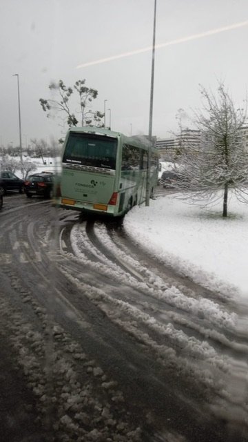 Foto: uno de los autobuses que ha quedado atascado por la nieve