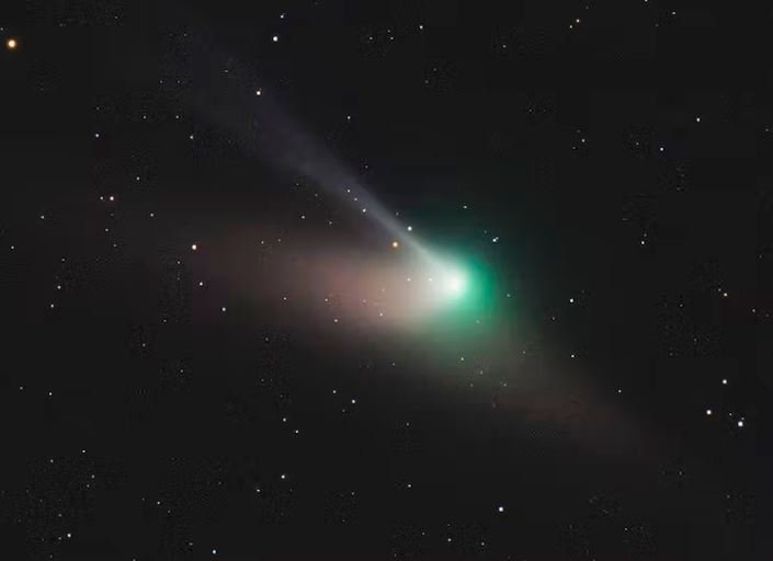 Foto de 20 minutos de exposición del cometa ZTF tomada el 21 de enero desde el Parc Astronòmic Muntanyes de Prades (Tarragona). Aleix Roig @astrocatinfo desde el Parc Astronòmic Muntanyes de Prades @parcastroprades, Author provided