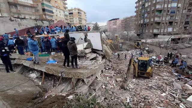 Tareas de rescate y desescombro en Diyarbakır, Turquía, tras el terremoto del 6 de febrero de 2023. Wikimedia Commons / VOA