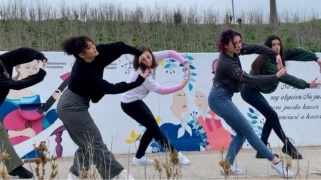 Idoia Ferrer junta a parte de las alumnas de Le Bal bailando en el mural de la Senda de las Pioneras.
