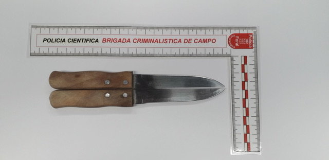 Los dos cuchillos con los que simuló tener un puñal