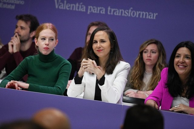 (I-D) La secretaria Organización de Podemos y secretaria de Estado de Agenda 2030, Lilith Verstrynge; la secretaria general de Podemos y ministra de Derechos Sociales y Agenda 2030, Ione Belarra; y la secretaria de Internacional y eurodiputada de Podemos, - Fernando Sánchez - Europa Press