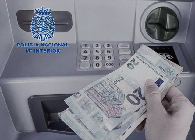 05/04/2023 Una persona saca dinero de un cajero.
ESPA√ëA EUROPA SOCIEDAD NAVARRA
POLIC√çA NACIONAL
