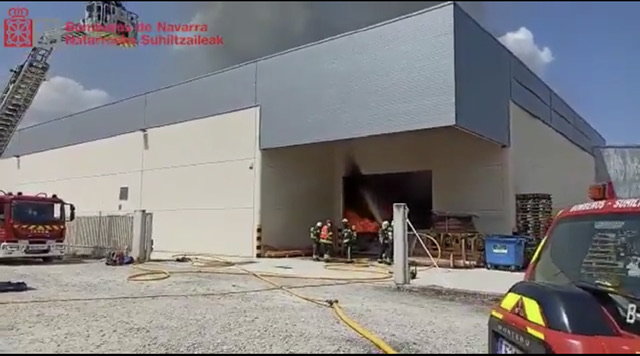 Los bomberos trabajan para extinguir un incendio en una empresa del polígono industrial de Galar. - BOMBEROS DE NAVARRA