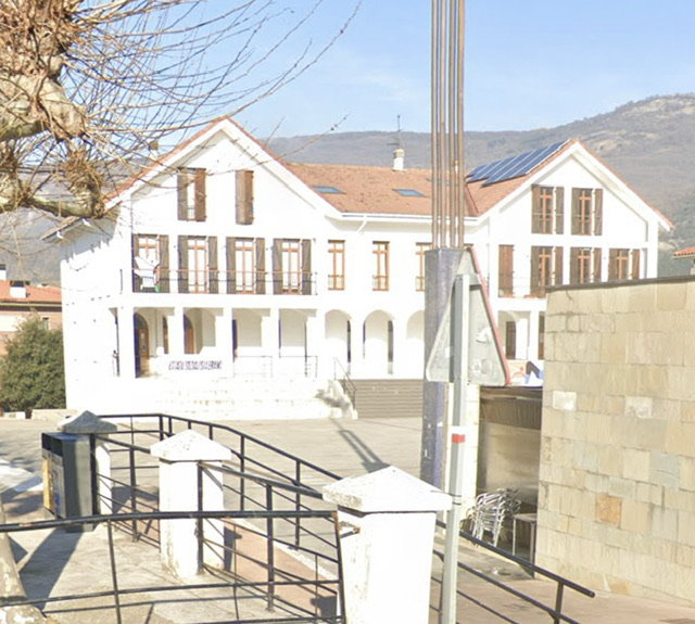 Foto: Al fondo, edificio consistorial de Irurtzun. imagen por Google Maps