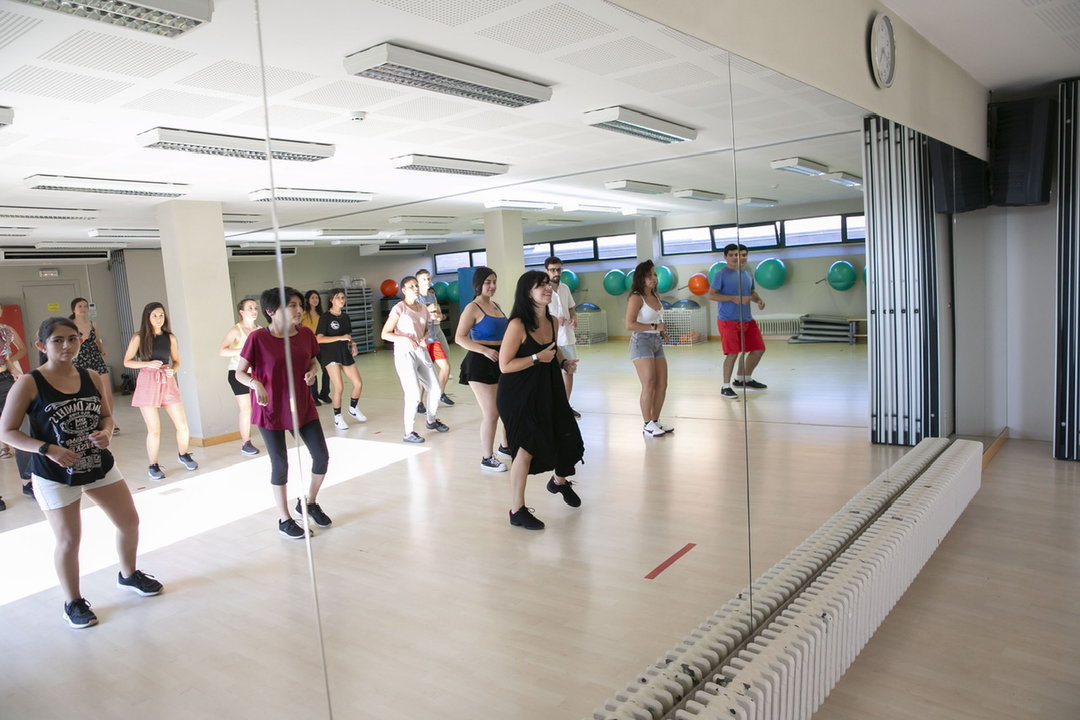 Foto: jóvenes bailan en una sala de actividades de la Casa de la Juventud