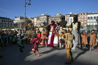 Foto. Un espectáculo medieval en la Plaza del Castillo (Archivo)