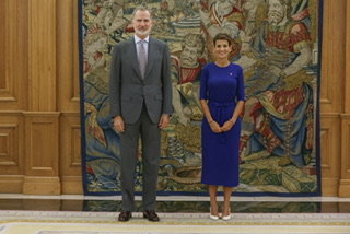 El rey Felipe VI y la presidenta de Navarra, María Chivite, posan para los fotógrafos antes de mantener un encuentro este viernes en el Palacio de la Zarzuela. EFE/ Juan Carlos Hidalgo/Pool