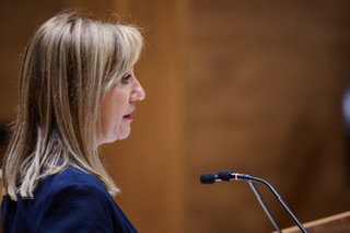 Foto: La consejera de Interior, Amparo López, en el Pleno del Parlamento Foral