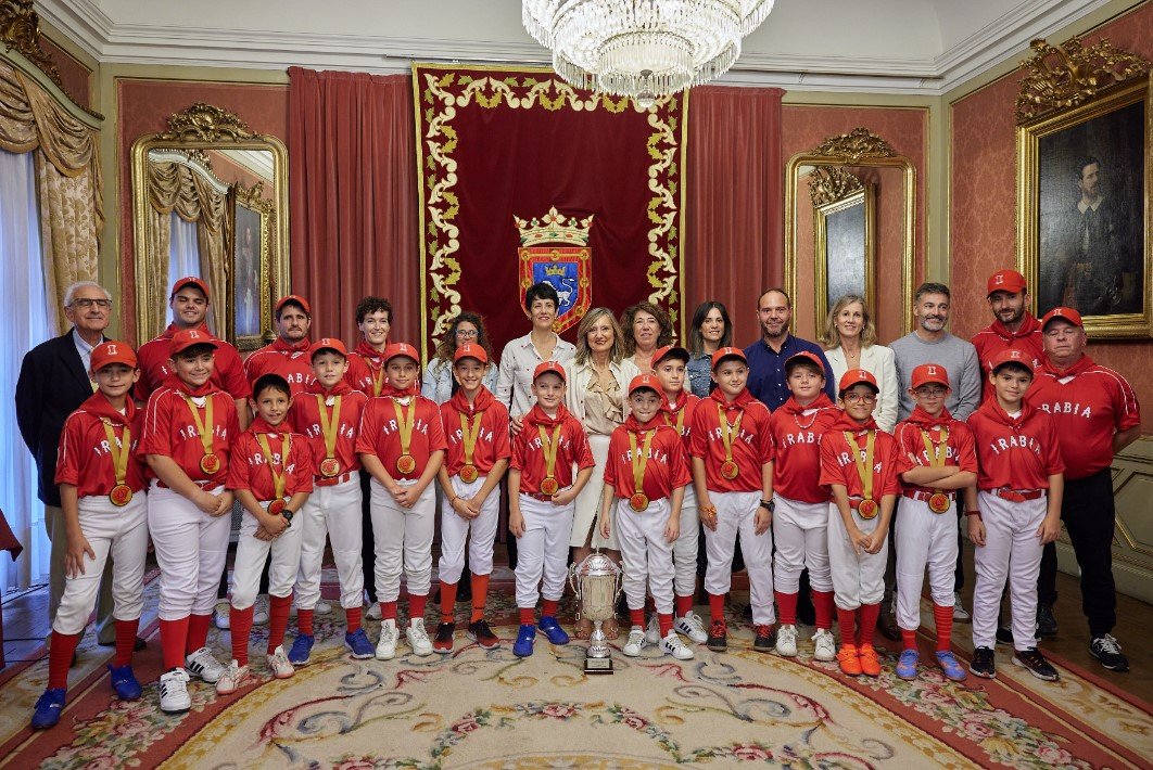 El equipo sub 11 de Irabia Beisbol recibido en el Ayuntamiento de Pamplona