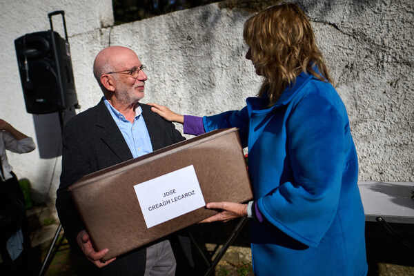 Foto: La consejera Ollo entrega los restos de José Creagh a su sobrino Carlos