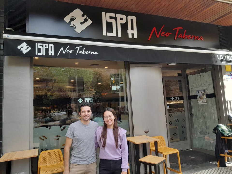 Felipe Lozano y Johanna Hernández frente a su restaurante Ispa Neo taberna en Iturrama