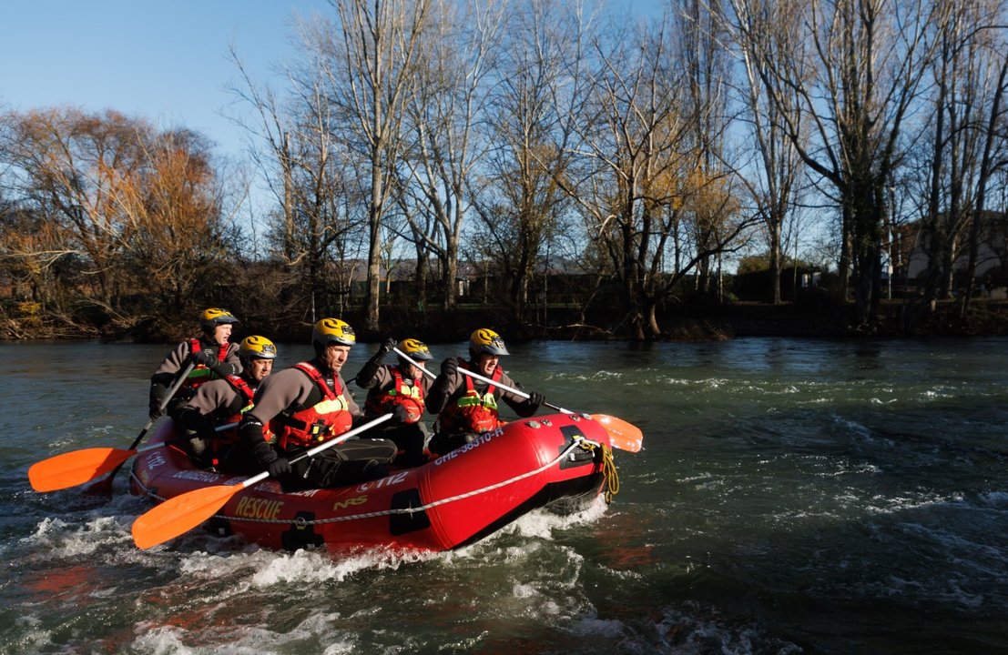 Maniobra del Grupo de Rescate Acuático en el río Arga, a su paso por las inmediaciones de las pasarelas del Club Natación en Pamplona