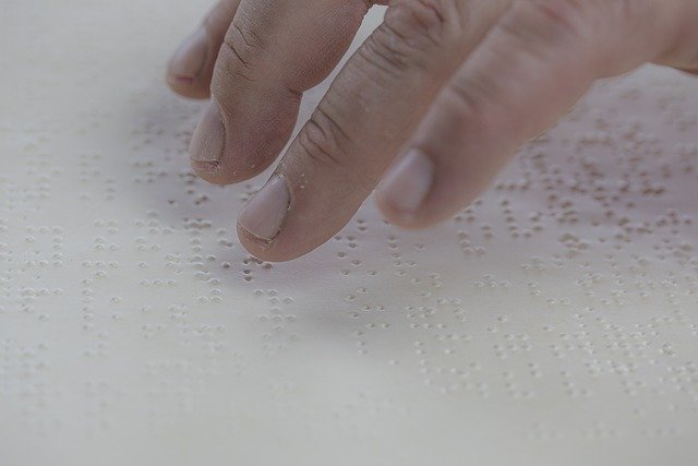 Foto: Una persona lee en braille