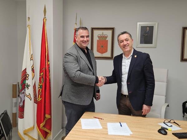 Foto: Firma del acuerdo entre el alcalde de Arguedas y AER