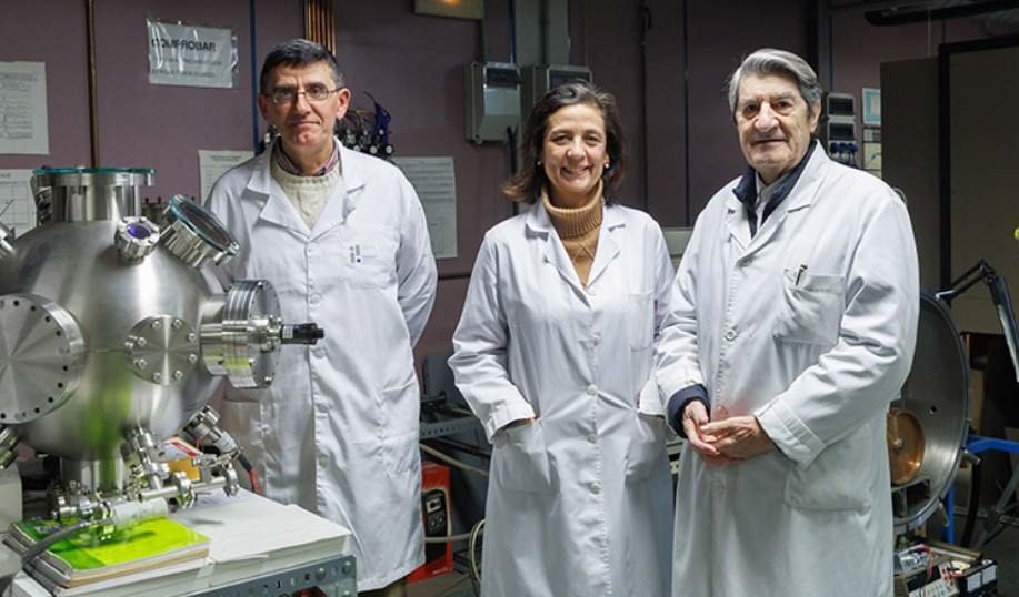 De izq. a dcha.: Los investigadores José Vergara, Cristina Favieres y Vicente Madurga posan en uno de los laboratorios de física de la UPNA