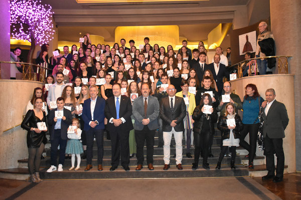 FOTO: imagen de grupo de los asistentes a la gala de la Federación Navarra de Hípica