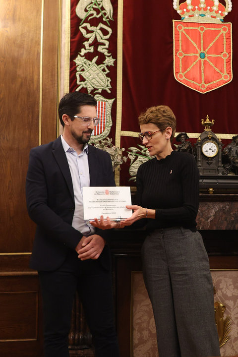 Foto: La presidenta Chivite ha entregado una placa al presidente de la Federación, Rodrigo Domínguez