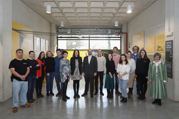 Foto: Integrantes del proyecto, durante la visita al Museo Carlos Nagore, ubicado en el edificio de Los Tejos, en la UPNA.