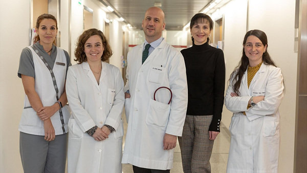 El equipo de investigación con el Dr. Mariano Ponz-Sarvise en el centro.