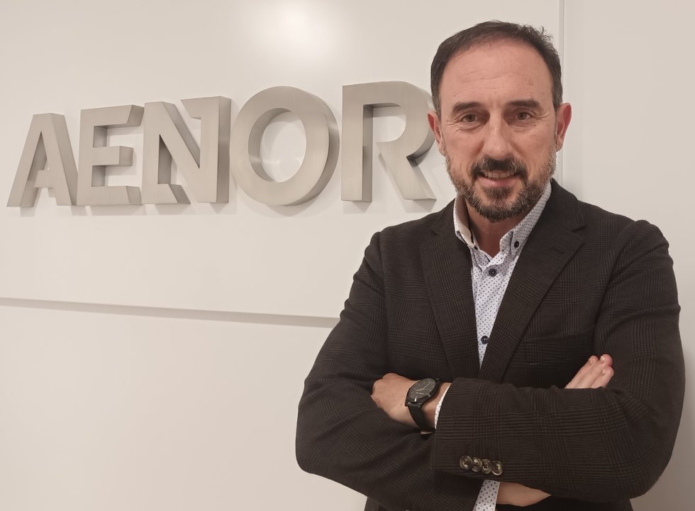 Michel Lumbreras, director de AENOR en Navarra; y la fotografía de la auditoría de AENOR