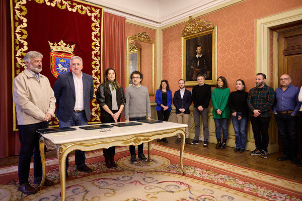 Foto: Firma de acuerdo presupuestario en Pamplona