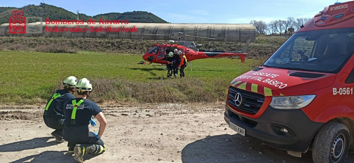 Foto: Traslado a la ambulancia desde el helicóptero que le ha recogido con grúa