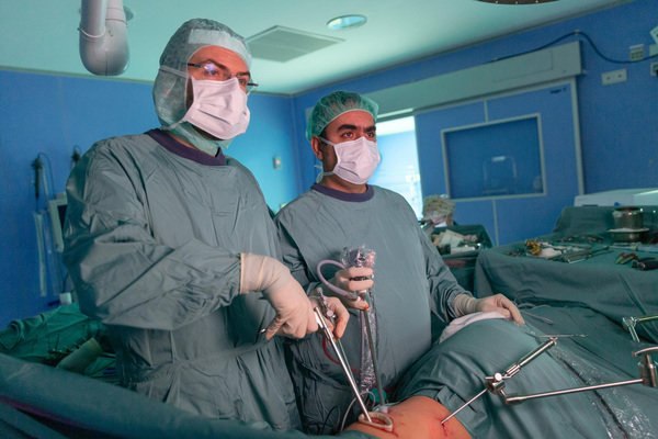 📷 El Dr. Víctor Rodrigo (a la izquierda) durante una de las intervenciones realizadas recientemente en la Clínica para reparar hernias dorsales torácicas.