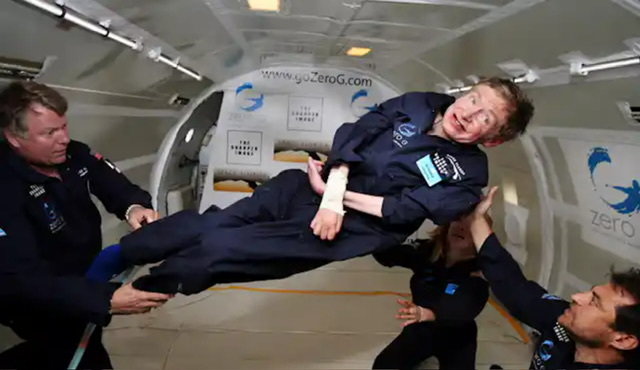 ​ Stephen Hawking experimentando gravedad cero (26 abril 2007). Cortesía de Jim Campbell/Aero-News Network. Wikimedia Commons