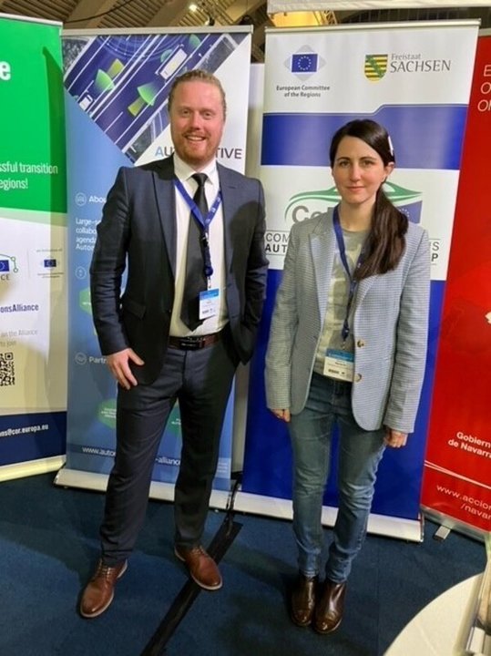 Foto: Beatriz Irala, de la Delegación de Navarra en Bruselas, con el presidente de la ASA (Automotive Skills Alliance), Jakub Stolfa